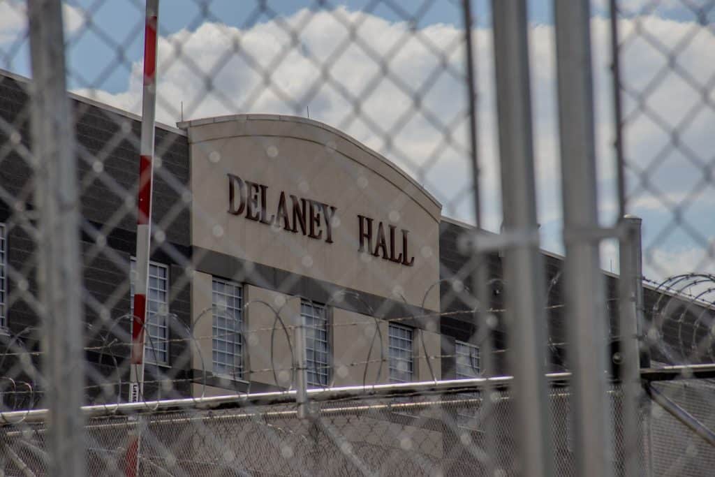 A una hija le impidieron visitar a su padre en Delaney Hall antes de que él falleciera